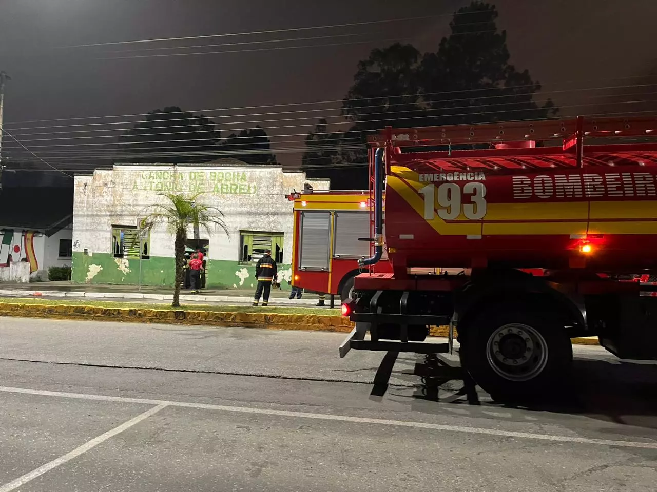 Barracão abandonado em Mafra é atingido por incêndio